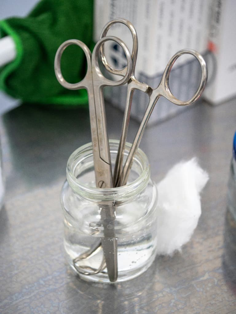 Instrumental quirúrgico esterilizado y gasas en un envase clínico